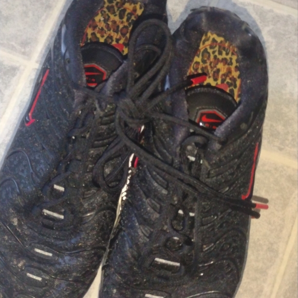 Nike(2018) Black and Red Women's Sneakers - Picture 7 of 14